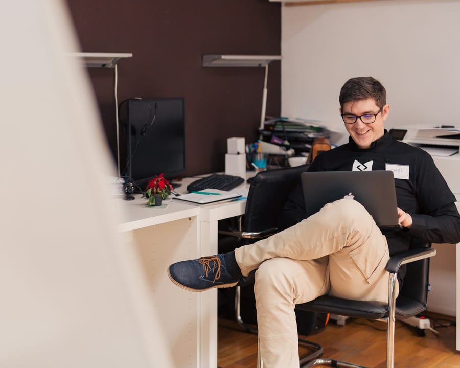 Un développeur de l'équipe devant son ordinateur portable