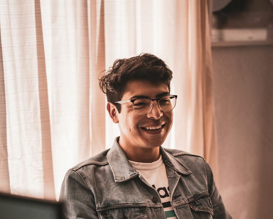 Un membre de l'équipe, souriant